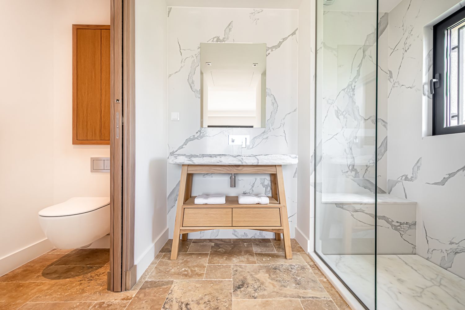 Salle de bain moderne avec marbre et bois