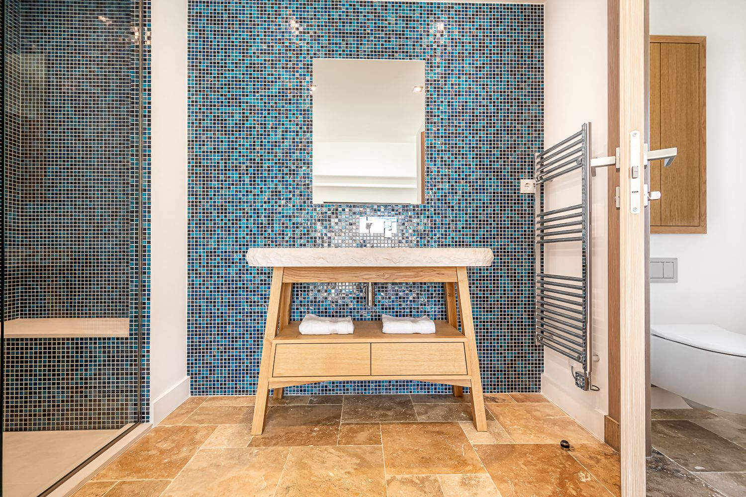 Salle de bain moderne avec mosaïque bleue et bois