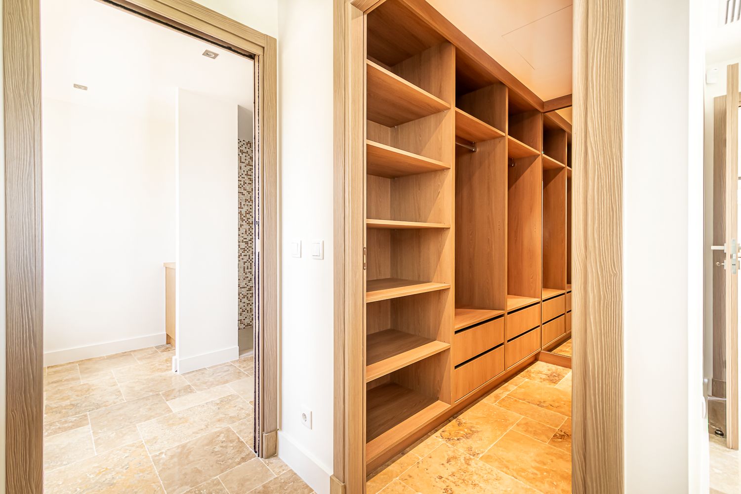 Intérieur d'un dressing moderne en bois clair