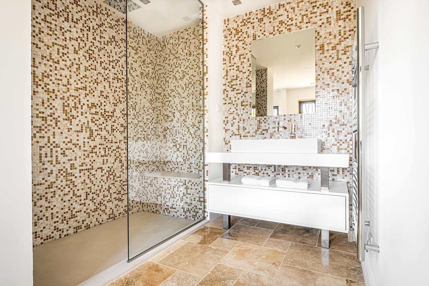 Salle de bain moderne avec mosaïque marron et blanche