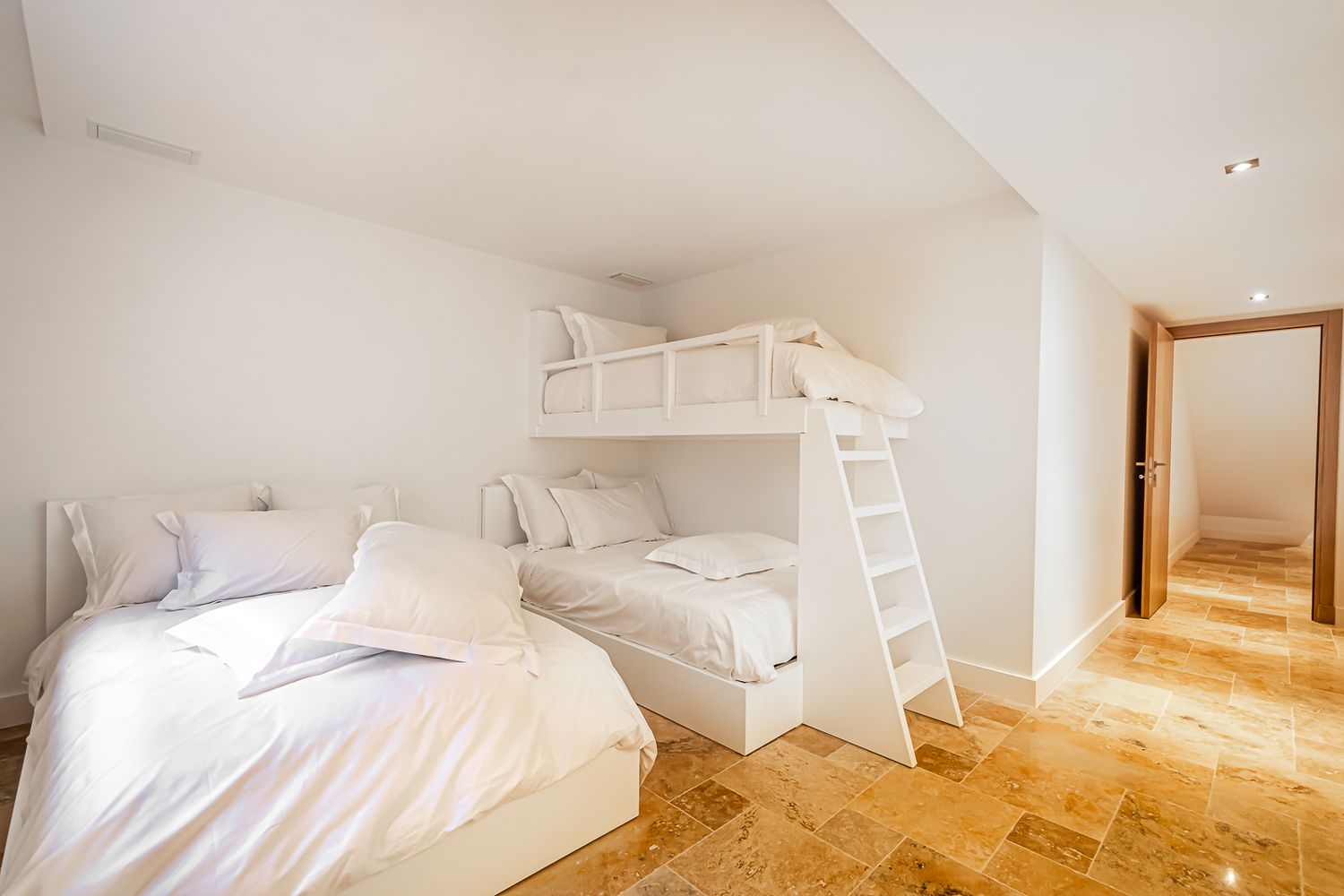 Chambre moderne avec lits superposés et sol en marbre