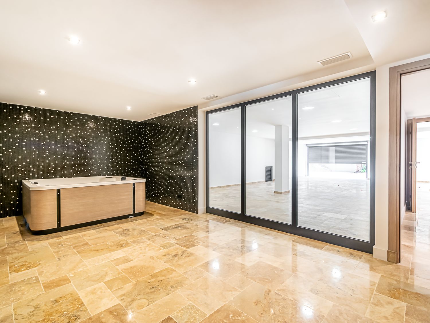 Salle moderne avec jacuzzi et murs étoilés