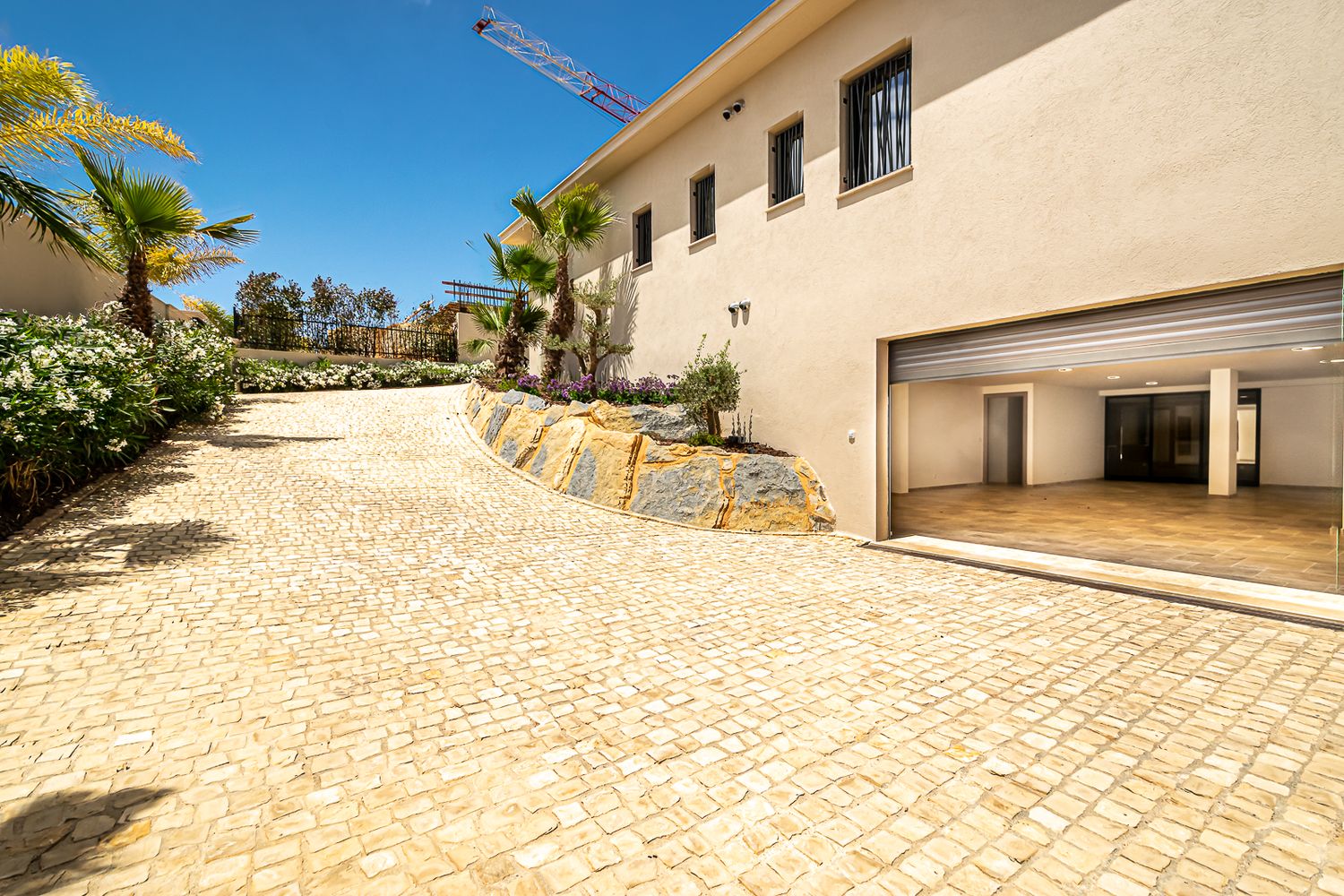 Maison moderne avec jardin et garage ouvert