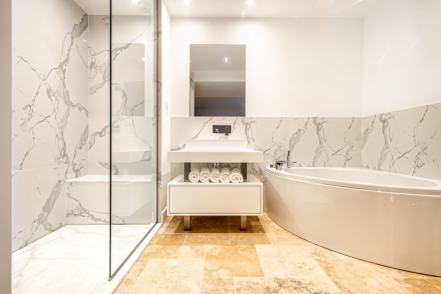 Salle de bain moderne avec baignoire et marbre blanc