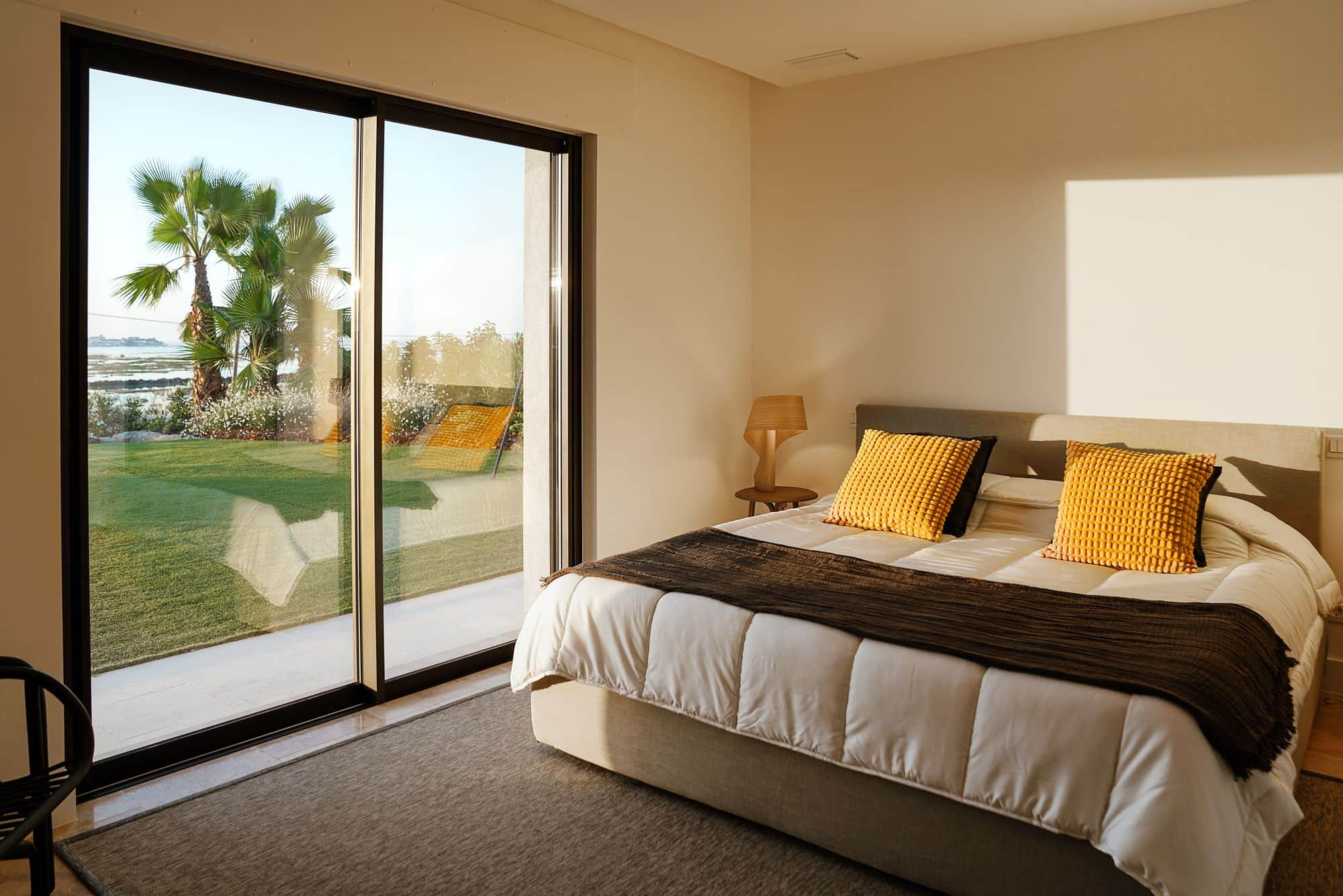 Chambre moderne avec vue sur palmiers et mer a Faro en Algarve, Portugal