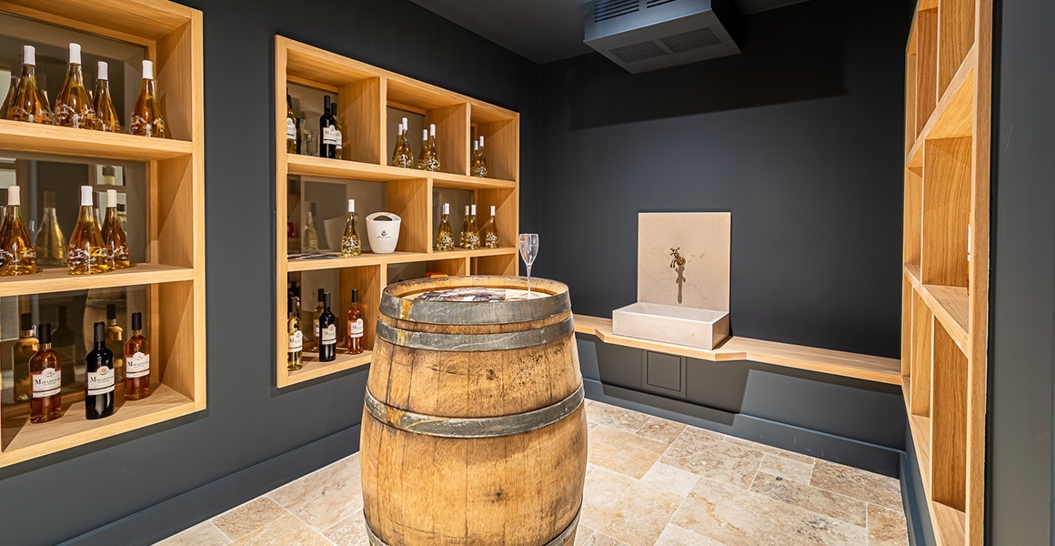 Cave à vin élégante avec étagères en bois et tonneau Cave à vin élégante avec étagères en bois et tonneau