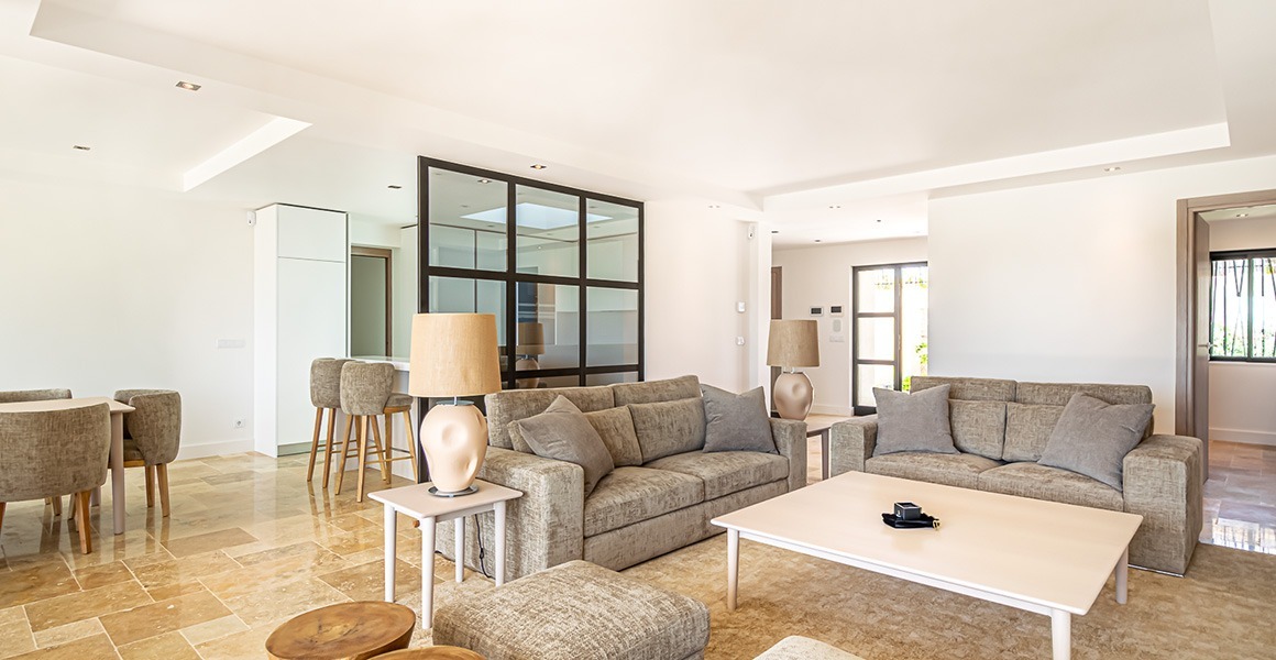 Salon moderne avec canapé gris et décor neutre Salon moderne avec canapé gris et décor neutre