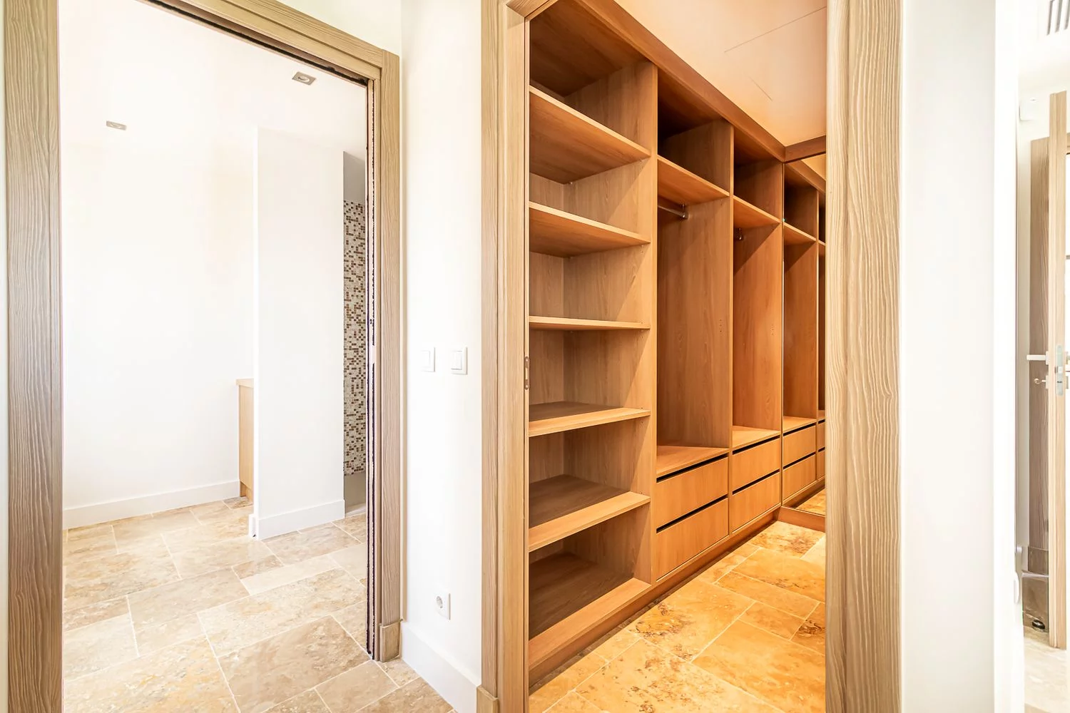 Intérieur d'un dressing moderne en bois clair